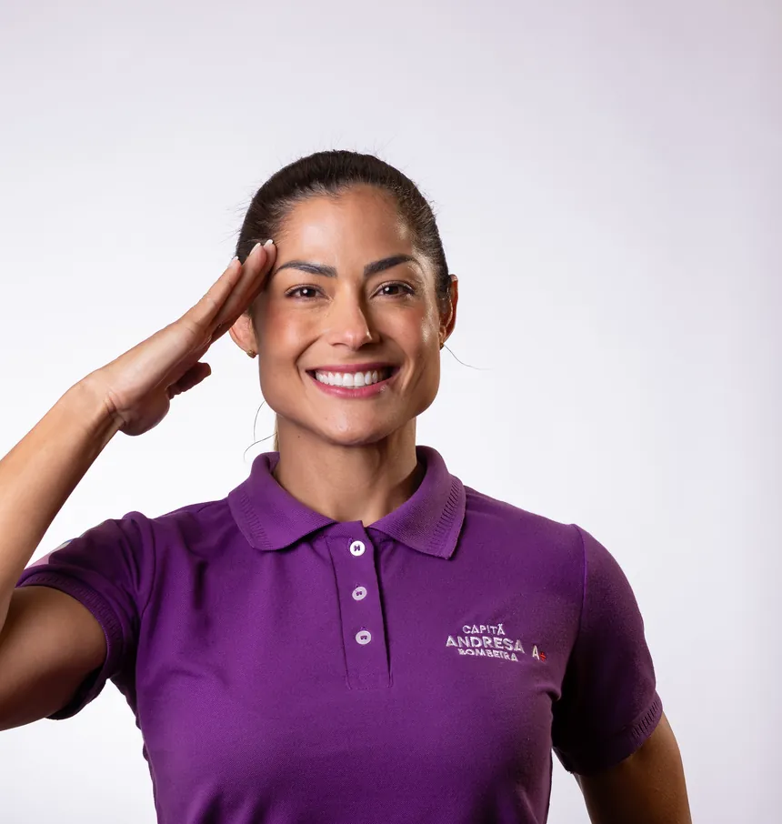 Andresa sorrindo, de polo roxa da campanha.